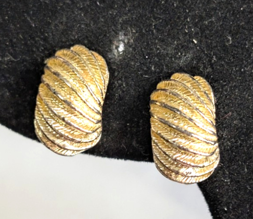Vintage Small Clip-on Earrings ½”‎ Textured Gold-tone Dainty gc224